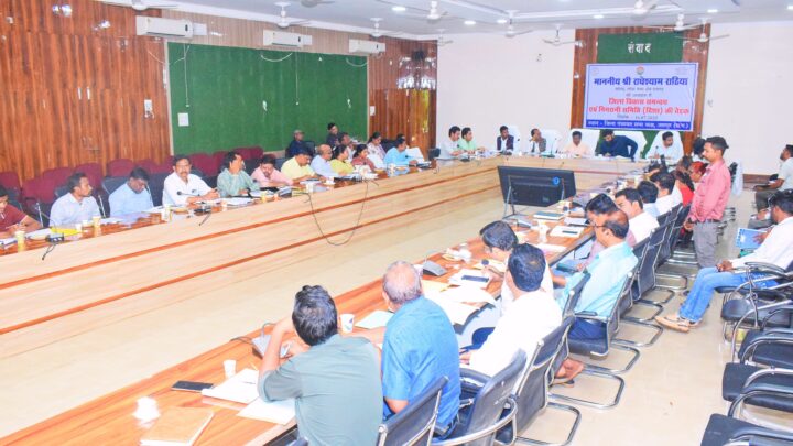 विकास कार्यों को गुणवत्ता, पारदर्शिता और समयबद्धता के साथ करें पूरा- सांसद श्री राधेश्याम राठिया सांसद श्री राठिया की अध्यक्षता में जिला विकास समन्वय एवं निगरानी समिति की बैठक हुई आयोजित विभागों द्वारा संचालित विकास कार्यों की विस्तार से की गई समीक्षा