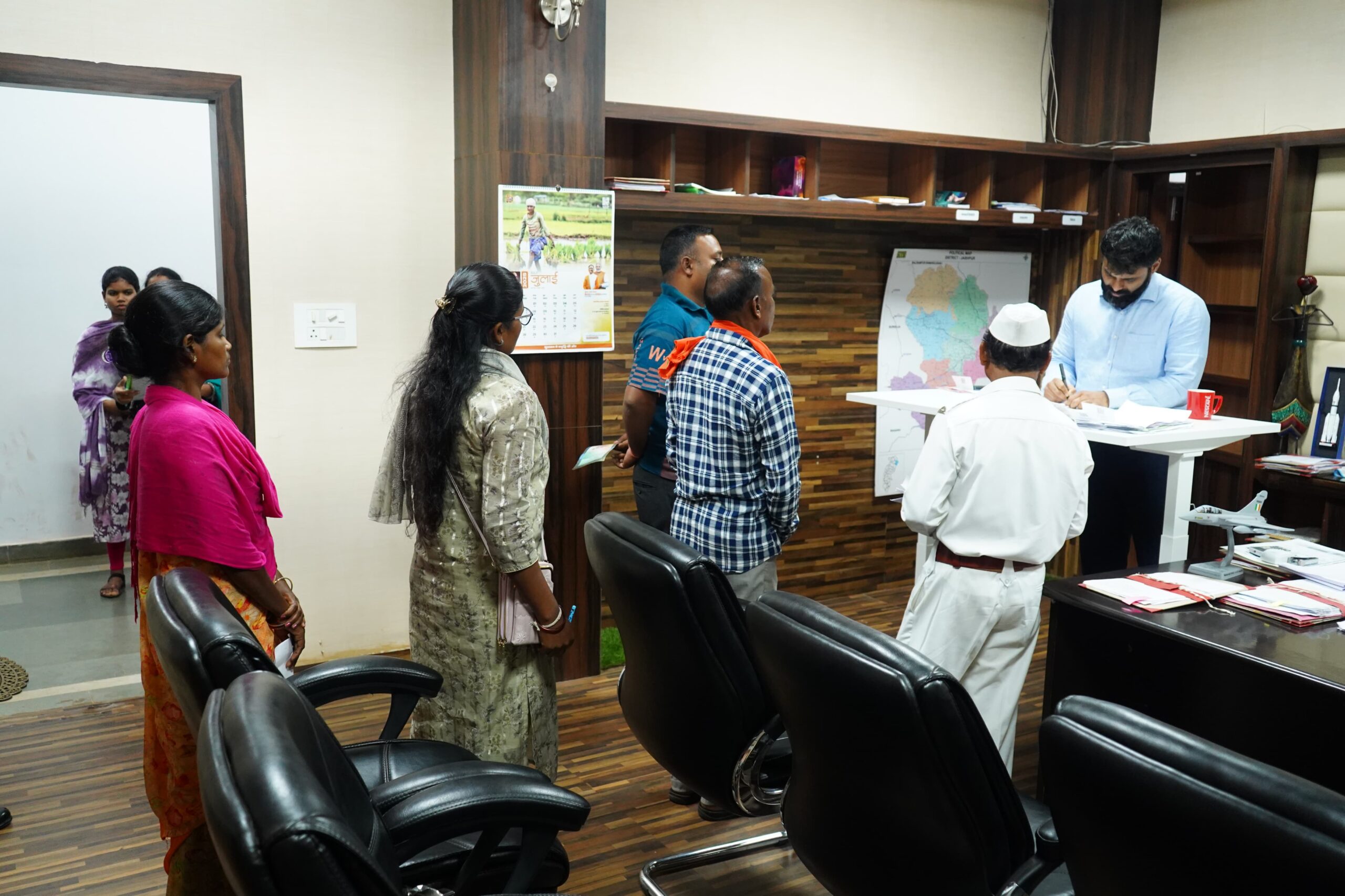 कलेक्टर ने जनदर्शन में आमजनों की सुनी समस्याएं और किया निराकरण