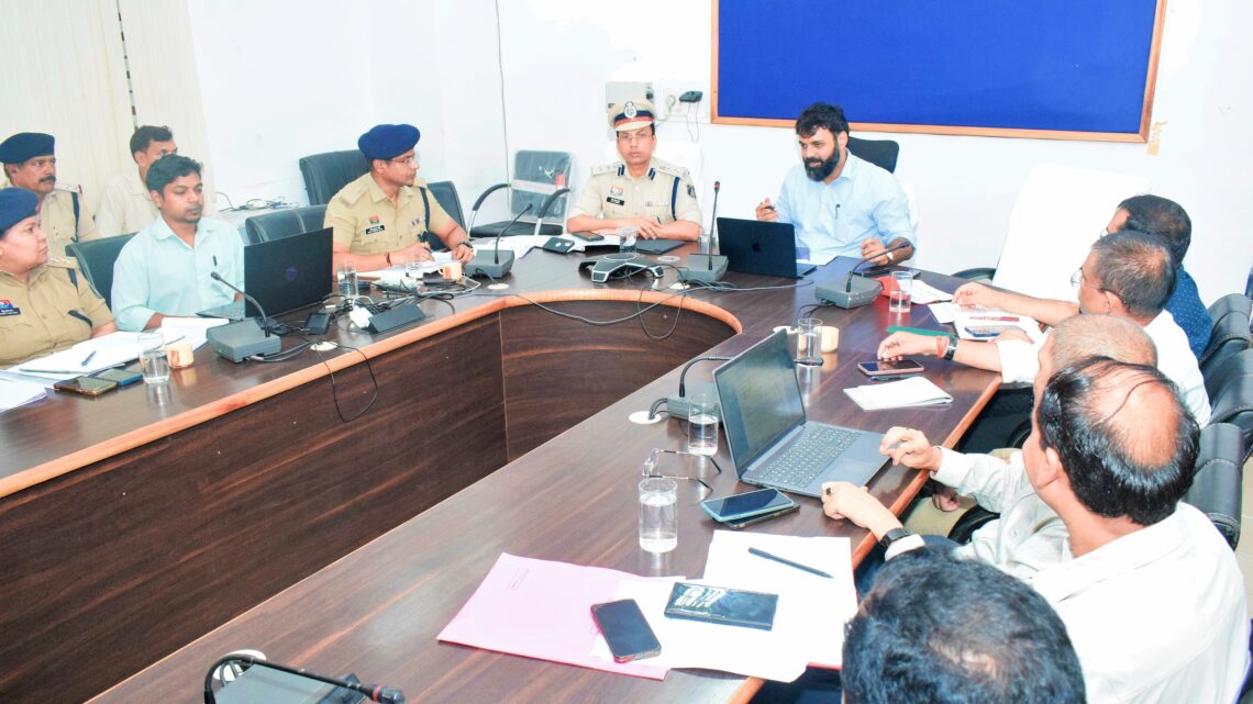 कलेक्टर एवं एसएसपी की अध्यक्षता में सड़क सुरक्षा समिति की बैठक का हुआ आयोजन वर्षा जल से सड़कों के कटाव, रोड ब्लॉक होने पर करें त्वरित कार्रवाई- कलेक्टर यातायात नियमों के पालन के लिए चलाया जाएगा व्यापक जागरूकता अभियान