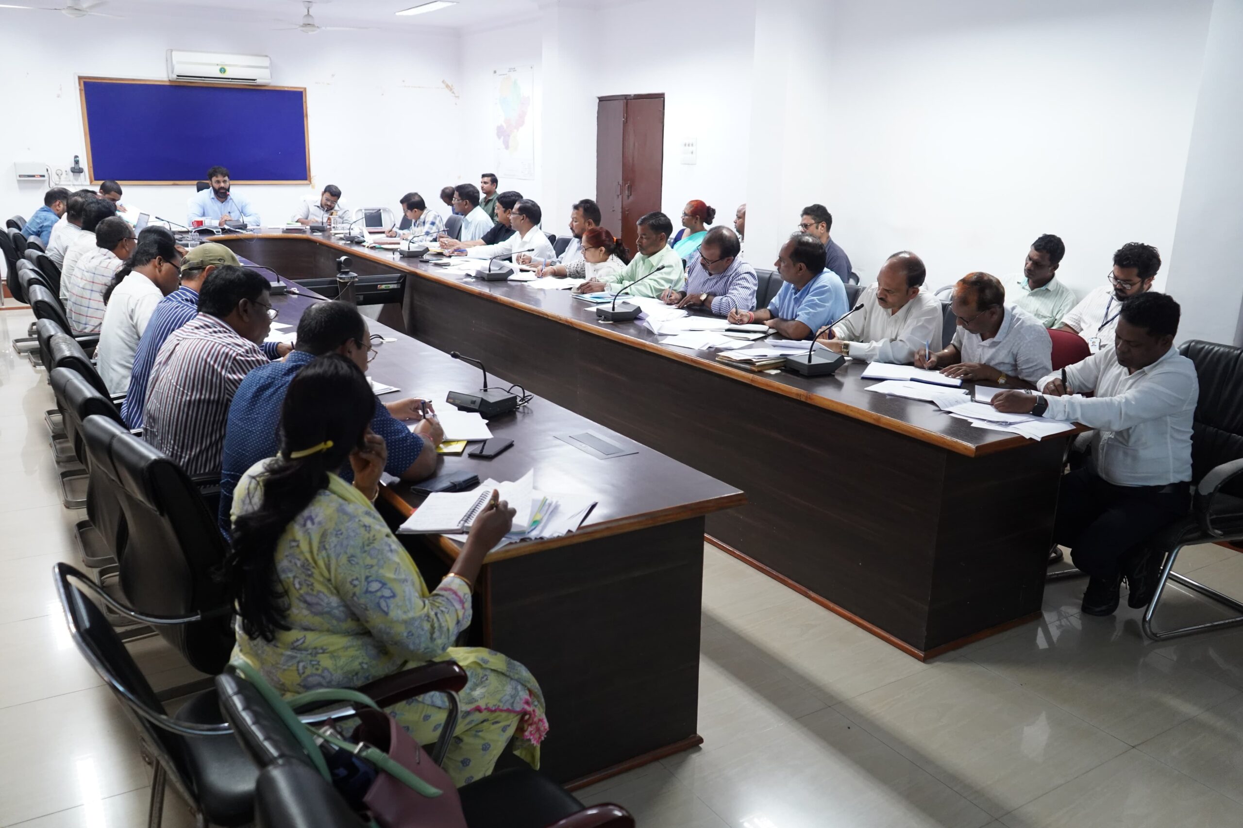 कलेक्टर व्यास ने स्कूल शिक्षा विभाग की ली समीक्षा बैठक युक्तियुक्तकरण के उपरांत पदभार ग्रहण नहीं करने वाले शिक्षकों पर कार्यवाही के दिए निर्देश स्कूलों की नियमित साफ-सफाई कराने हेतु किया निर्देशित