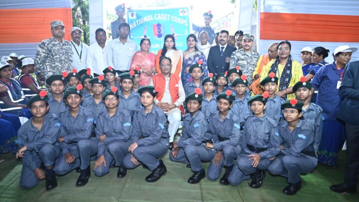 मुख्यमंत्री विष्णुदेव साय के विशेष  प्रयासों से पीएम श्री जवाहर नवोदय विद्यालय में 3 सीजी एनसीसी एयर स्क्वाड्रन की मिली स्वीकृति कैंप कार्यालय में मुख्यमंत्री ने एयर एनसीसी के छात्रों से मुलाकात कर उनके उज्जवल भविष्य की कामना की