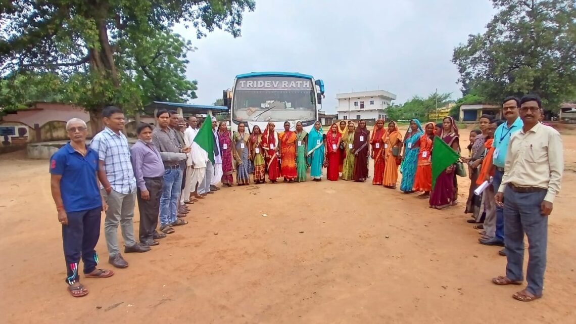 जिले से 204 श्रद्धालुओं को  प्रभु श्री रामलला दर्शन अयोध्या धाम के लिए रवाना किया गया सभी जनपद पंचायत से जनप्रतिनिधियों ने बस को हरी झंडी दिखाकर रवाना किए मुख्यमंत्री के सुशासन में नागरिकों को मिल रहा है प्रभु श्री रामलला के दर्शन का सौभाग्य श्रद्धालुओं ने मुख्यमंत्री को दिया धन्यवाद