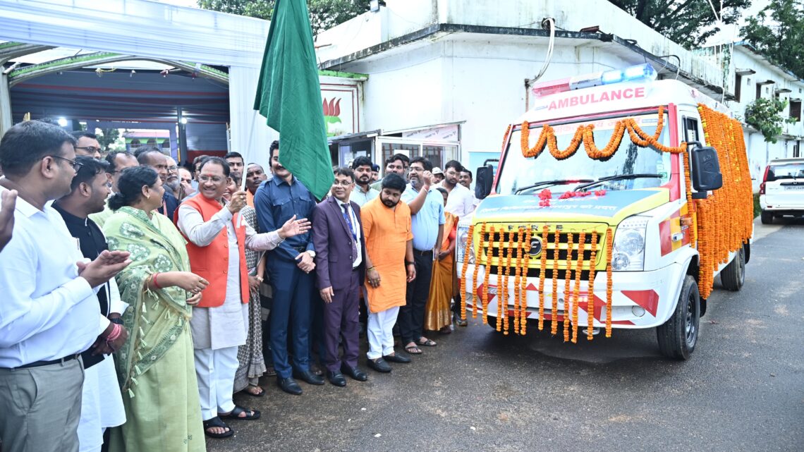 मुख्यमंत्री साय ने आधुनिक सुविधाओं से युक्त एम्बुलेंस को हरी झंडी दिखा कर किया रवाना एम्बुलेंस द्वारा ग्रामीण क्षेत्रों में स्वास्थ्य सुविधाएं कराई जाएंगी मुहैया