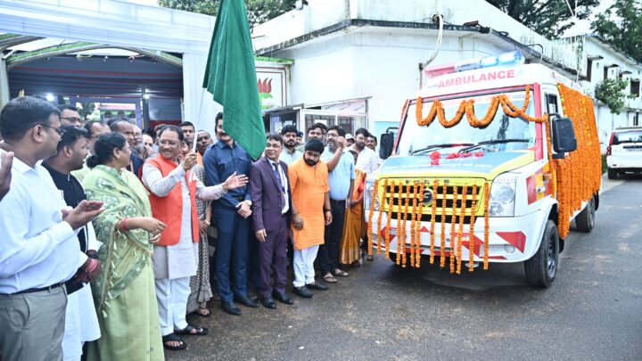 मुख्यमंत्री साय ने आधुनिक सुविधाओं से युक्त एम्बुलेंस को हरी झंडी दिखा कर किया रवाना एम्बुलेंस द्वारा ग्रामीण क्षेत्रों में स्वास्थ्य सुविधाएं कराई जाएंगी मुहैया