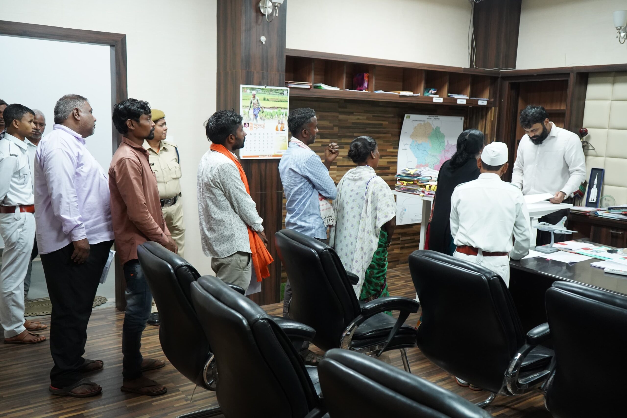 कलेक्टर रोहित व्यास ने जनदर्शन में सुनी आमजनों की समस्याएं जनदर्शन में प्राप्त आवेदनों के समयबद्ध निराकरण को लेकर अधिकारियों को दिए निर्देश