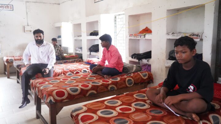 कलेक्टर ने तुमला प्री मैट्रिक शासकीय बालक छात्रावास का किया निरीक्षण कलेक्टर ने बच्चों के बीच बैठकर साथ में किया भोजन बच्चों को बेट बाल उपहार सामग्री भी सौंपा कलेक्टर ने बच्चों को गुणवत्तापूर्ण भोजन देने के निर्देश बच्चों को रात में सोते समय मच्छरदानी का उपयोग करने के लिए कहा गया