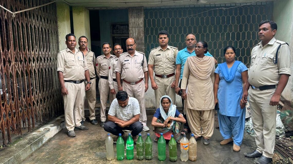 दो व्यक्तियों को पत्थलगांव से 13.5 लीटर महुआ शराब के साथ किया गया गिरफ्तार आबकारी अधिनियम अंतर्गत आबकारी एवं पुलिस विभाग के संयुक्त दल ने की कार्रवाई