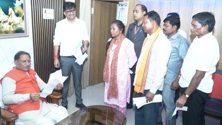 जनदर्शन में फूलमती बाई की समस्या का तत्काल हुआ समाधान मुख्यमंत्री विष्णुदेव साय ने जनदर्शन में सुनी लोगों की समस्याएं समयबद्ध निराकरण के लिए अधिकारियों को किया निर्देशित