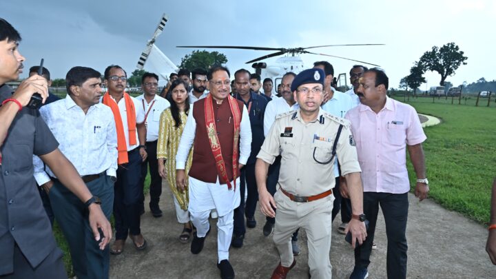 मुख्यमंत्री का बगिया हेलीपैड में आत्मीय स्वागत किया गया