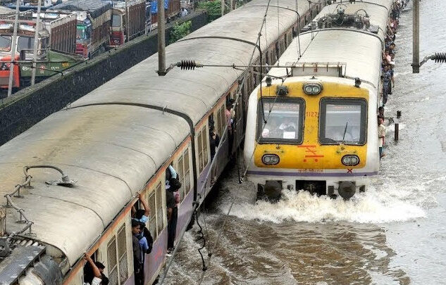 भारी बारिश से पटरी पर अटका सफर: छत्तीसगढ़-मध्यप्रदेश में कई ट्रेनें घंटों लेट, वंदे भारत भी बनी परेशानियों का शिकार