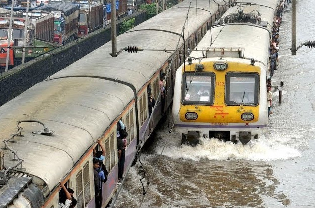 भारी बारिश से पटरी पर अटका सफर: छत्तीसगढ़-मध्यप्रदेश में कई ट्रेनें घंटों लेट, वंदे भारत भी बनी परेशानियों का शिकार