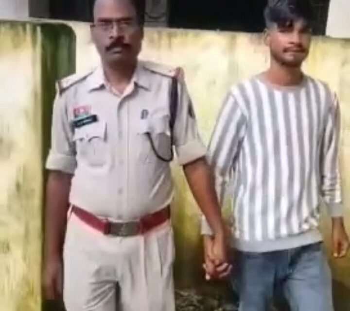 जशपुर पुलिस ने बरगीडांड़ का फरार पशु तस्कर मनसूर खान को किया गिरफ्तार, भेजा जेल,प्रकरण के अन्य सहआरोपी फरार हैं, उनकी भी पतासाजी जारी है,पिछले साल अगस्त माह में चलाए गए वृहद “ऑपरेशन शंखनाद” के दौरान मौका पाकर भाग गया था आरोपी,