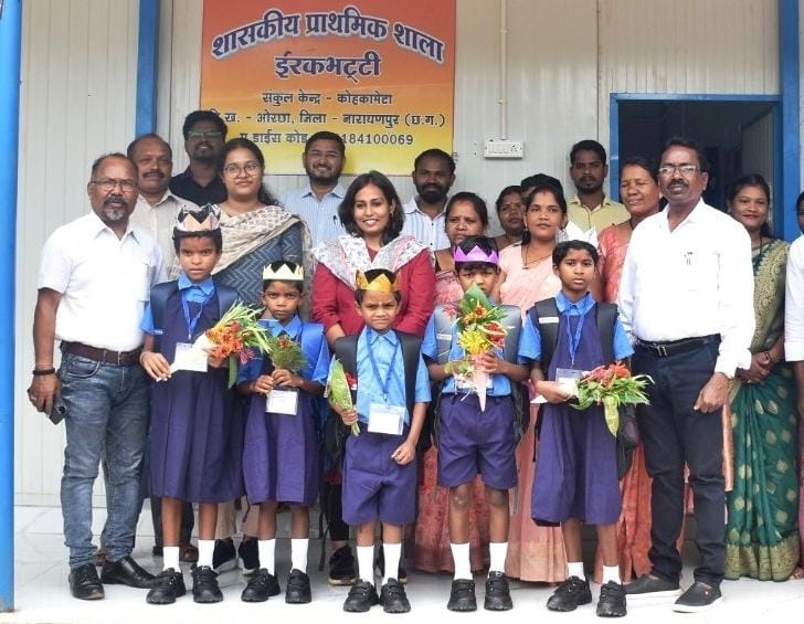 ईरकभट्टी के बच्चों की आँखों में लौटी चमक, बंद स्कूल में फिर से गूंजे क, ख, ग….. नियद नेल्ला नार और युक्तियुक्तकरण से माओवाद प्रभावित गाँव में लौटी शिक्षा की रौशनी