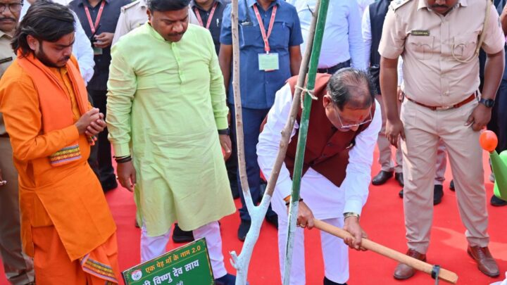 सौर ऊर्जा से संवर रहा है नक्सलगढ़, विष्णु के सुशासन में सोलर हाई मास्ट से रोशन हो रहा सुकमा