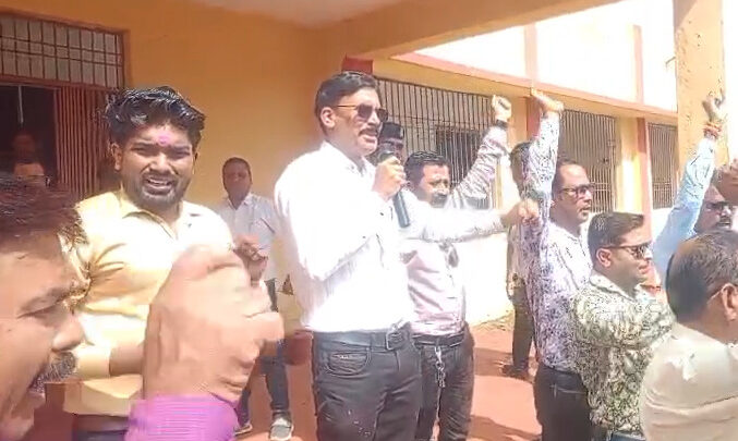 स्कूल छोड़ सड़कों पर उतरा शिक्षकों का सैलाब, स्कूलों में पढ़ाई ठप, 23 प्रदेश संचालक अलग-अलग जिलों में गरजे, सरकार पर जमकर बरसे ₹