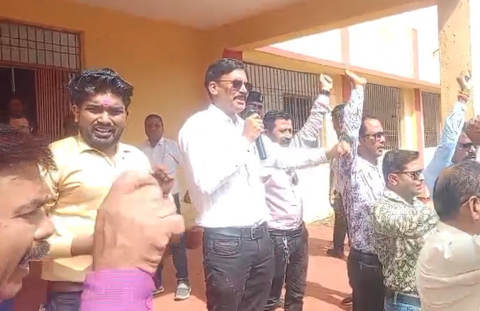 स्कूल छोड़ सड़कों पर उतरा शिक्षकों का सैलाब, स्कूलों में पढ़ाई ठप, 23 प्रदेश संचालक अलग-अलग जिलों में गरजे, सरकार पर जमकर बरसे ₹