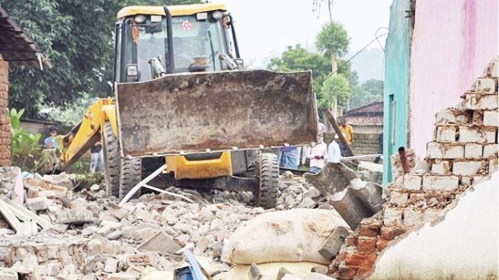 नशे के सौदागर मकान पर चला बुलडोजर, पूरा परिवार फरार, बुलडोजर एक्शन पर मचा हड़कंप