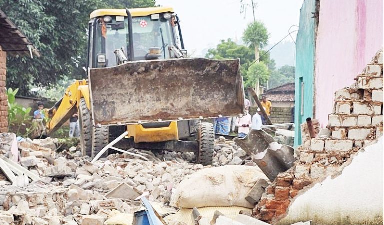 नशे के सौदागर मकान पर चला बुलडोजर, पूरा परिवार फरार, बुलडोजर एक्शन पर मचा हड़कंप