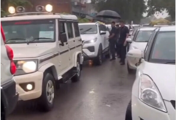 जब डिप्टी सीएम और मंत्री का महिलाओं ने रोक दिया काफिला, जलभराव से नाराज़ महिलाओं ने कर दिया चक्काजाम, मचा हड़कंप