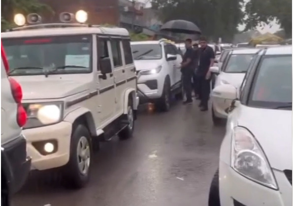 जब डिप्टी सीएम और मंत्री का महिलाओं ने रोक दिया काफिला, जलभराव से नाराज़ महिलाओं ने कर दिया चक्काजाम, मचा हड़कंप