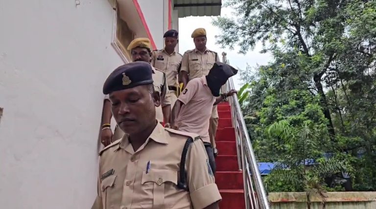 लूट व गोलीकांड का मास्टरमाइंड रवि हुआ गिरफ्तार, झारखंड से गिरफ्तार कर लौटी छत्तीसगढ़ पुलिस