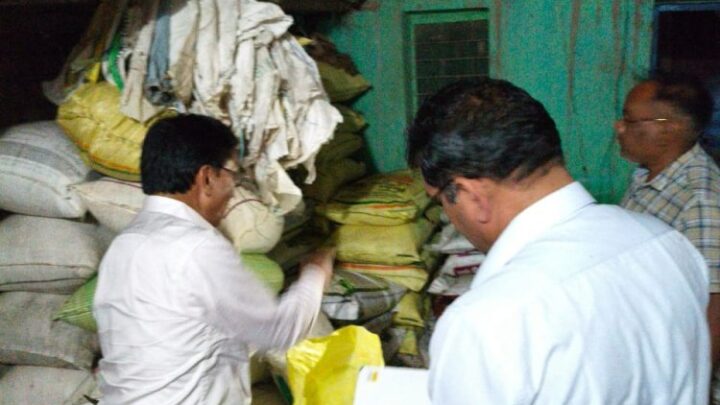 आधा दर्जन खाद दुकानों में छापामार कार्रवाई,खाद गोदाम सील,लाइसेंस निलंबित,नोटिस देकर एक सप्ताह में जवाब तलब