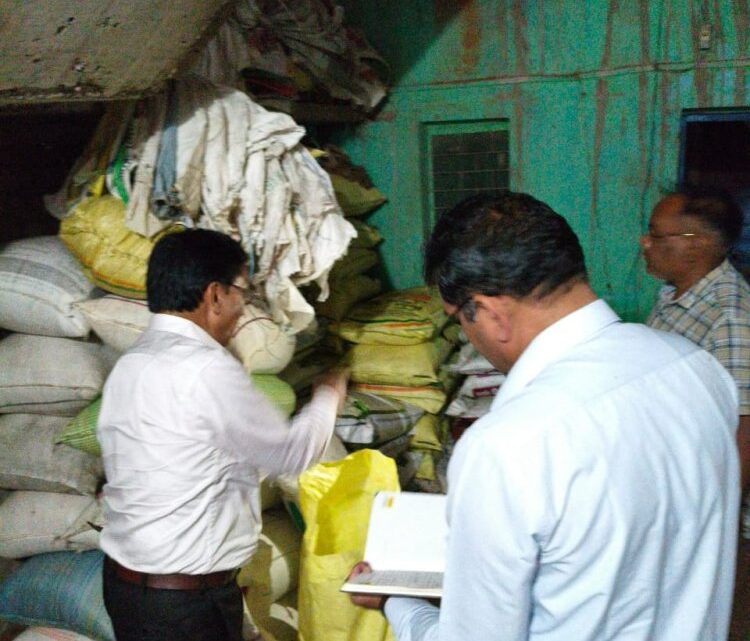 आधा दर्जन खाद दुकानों में छापामार कार्रवाई,खाद गोदाम सील,लाइसेंस निलंबित,नोटिस देकर एक सप्ताह में जवाब तलब