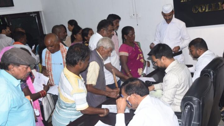 गरीब दिव्यांग दंपति को नहीं मिला प्रधानमंत्री आवास, रोजगार सहायक के द्वारा पैसों की मांग,जिला पंचायत सीईओ को जांच के निर्देश* जन दर्शन में सुनी गई आम लोगों की समस्या