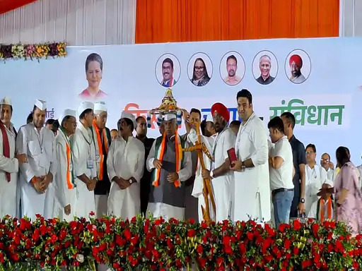 रायपुर में गरजे खड़गे, बोले, ‘मोदी दो टांगों से चल रहे हैं, एक हिली तो गिर जाएंगे, भूपेश बघेल और सचिन पायलट ने भी साधा निशाना