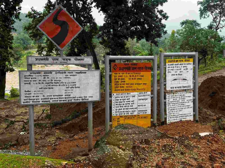 हाथ में उठी सड़क, रेत की तरह भरभरा कर गिरी, घटिया निर्माण की भेंट चढ़ी करनपुर में 238 लाख की सड़क, ईई का गैरजिम्मेदारान जवाब