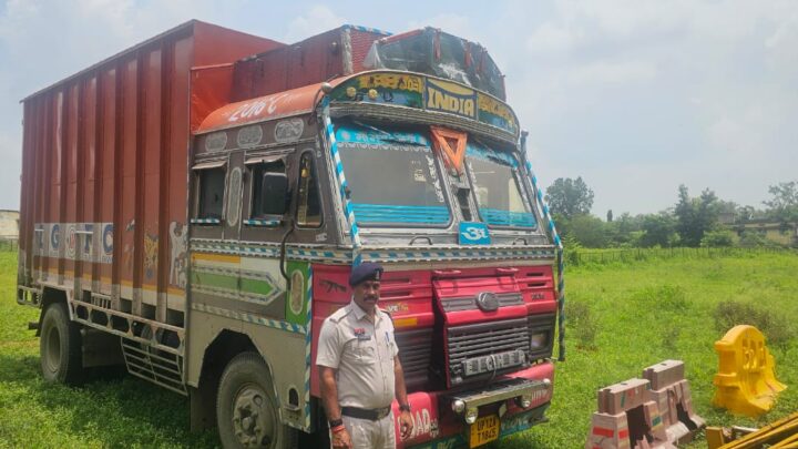 जशपुर पुलिस ने फिर पकड़ा अवैध अंग्रेजी शराब का बड़ा जखीरा,एक ट्रक से ,51लाख रु कीमत का,734 कार्टून में 6588 ली . अवैध अंग्रेजी शराब को किया जप्त, पूर्व में  माह फरवरी में जशपुर पुलिस,  तस्करी करते दो ट्रकों से करोड़ रुपए कीमत की,1574 पेटी में 14025 लीटर अवैध  अंग्रेजी शराब को  भी कर चुकी है जप्त