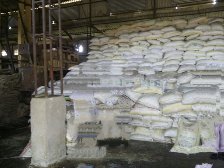 समितियों में खाद संकट,निजी दुकानदारों ने बढ़ाए दाम