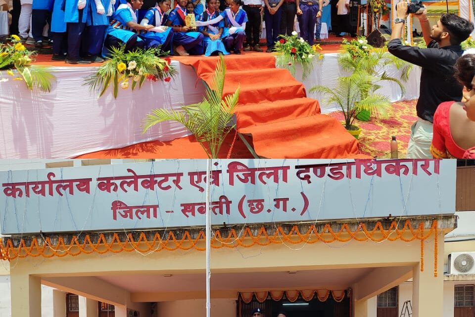 जिला स्तरीय स्वतंत्रता दिवस परेड में भारत स्काउट्स एवं गाइड्स की पलटन को मिला गैर व्यावसायिक वर्ग में तीसरा पुरस्कार ———————————————  जिला मुख्य आयुक्त अंकित अग्रवाल एवं जिला आयुक्त कुमुदिनी बाघ द्विवेदी ने दी बधाई ———————————————  स्काउट एवं गाइड की संयुक्त टोली रही आकर्षण का केंद्र