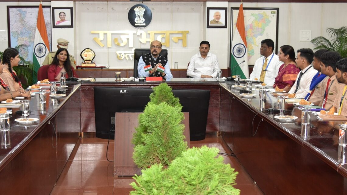 राज्यपाल से मिले हाई स्कूल के विद्यार्थी,श्री डेका ने जीवन में सफलता के लिए दिया मार्गदर्शन