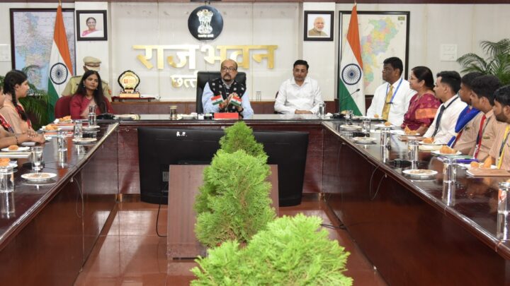 राज्यपाल से मिले हाई स्कूल के विद्यार्थी,श्री डेका ने जीवन में सफलता के लिए दिया मार्गदर्शन