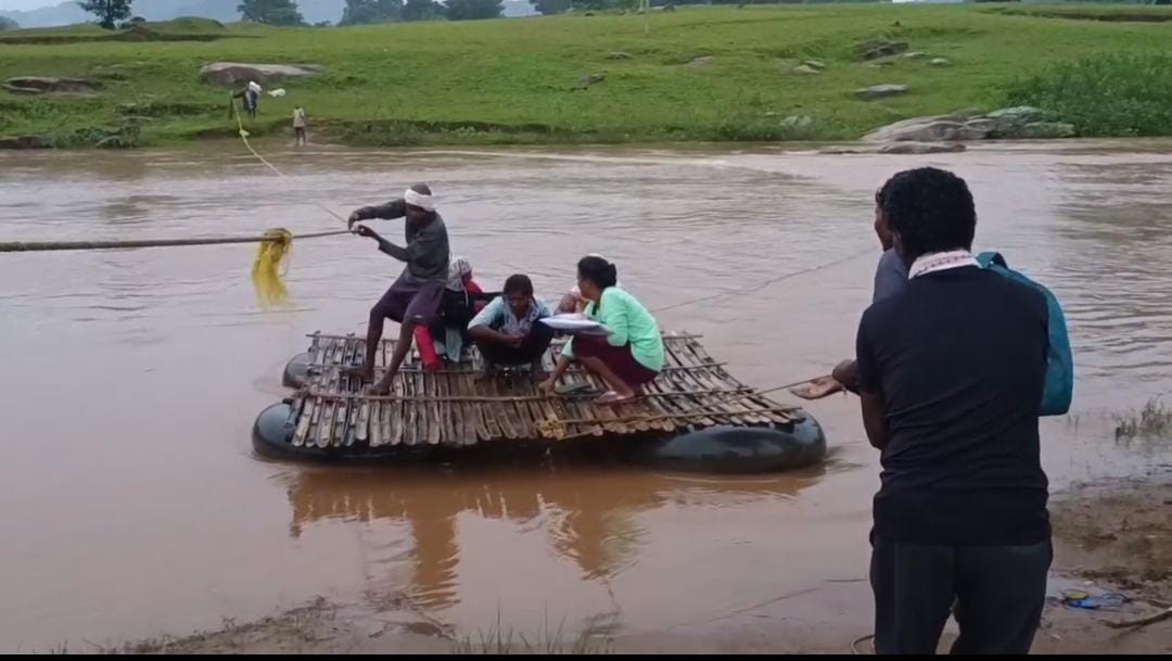 जशपुर में रस्सी के सहारे चलने वाली अजीबोगरीब नाव पर होता है जोखिम भरा सफर