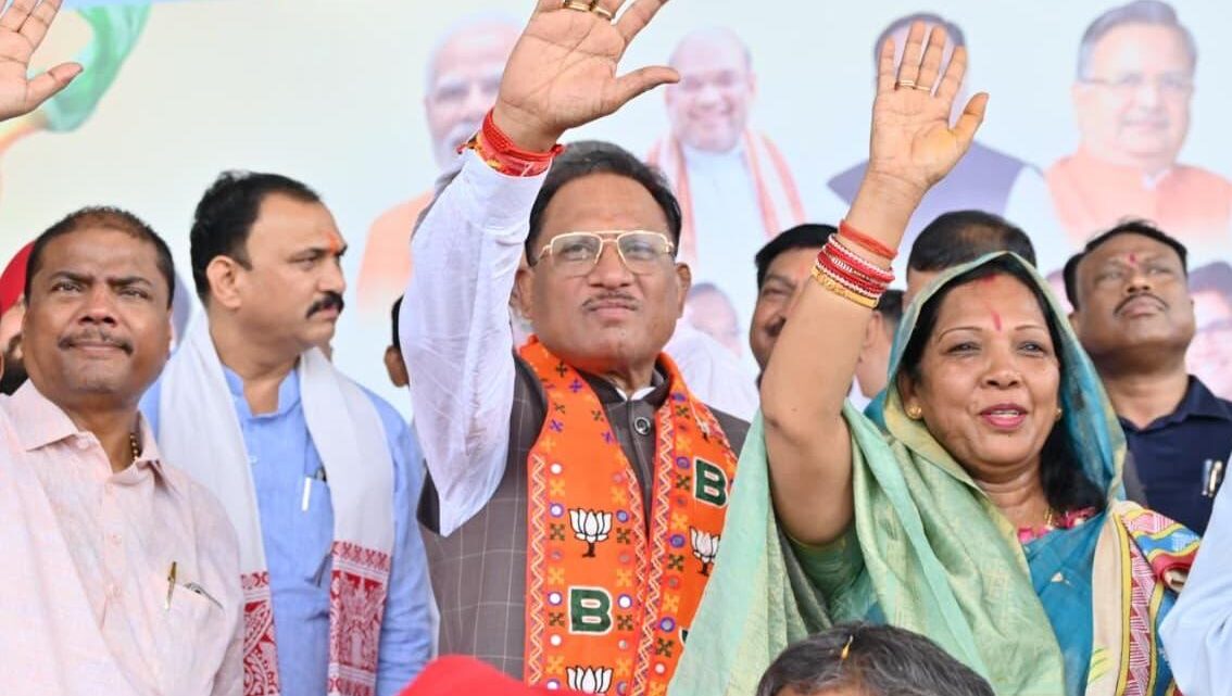 जापान और दक्षिण कोरिया के सफल विदेश दौरे से वापस लौटे मुख्यमंत्री साय  एयरपोर्ट पर हुआ भव्य स्वागत, कर्मा-पंथी नृत्यों से सराबोर रहा एयरपोर्ट परिसर