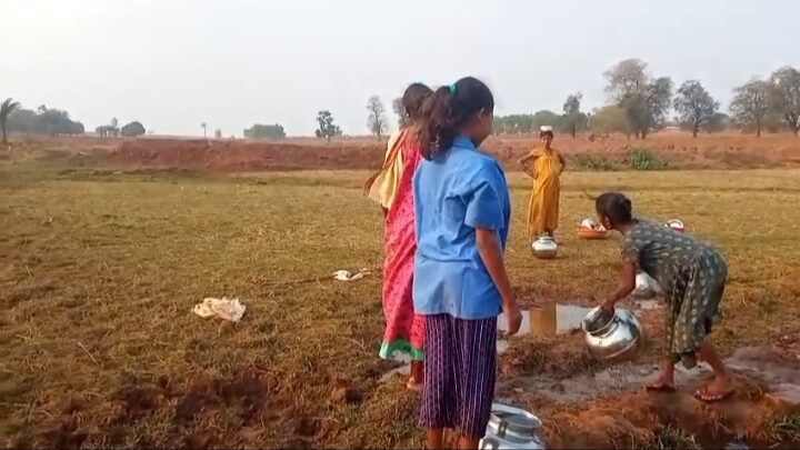 ग्रामवासियों ने झरने का पानी पीने को मजबूर पी.एच. ई.विभाग को बार बार सूचना के बाद भी नहीं दे रहे ध्यान