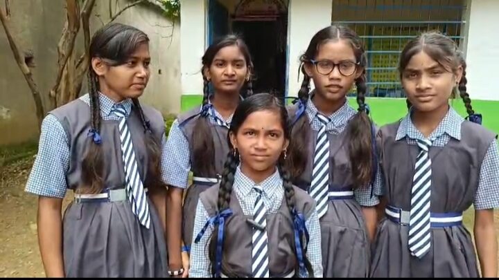 जर्जर भवन के कारण यहां बच्चों को अतिरिक्त भवन, बरामदे, स्टाफ रूम और यहां तक कि पेड़ के नीचे बैठकर पढ़ाई करने को हैं मजबूर