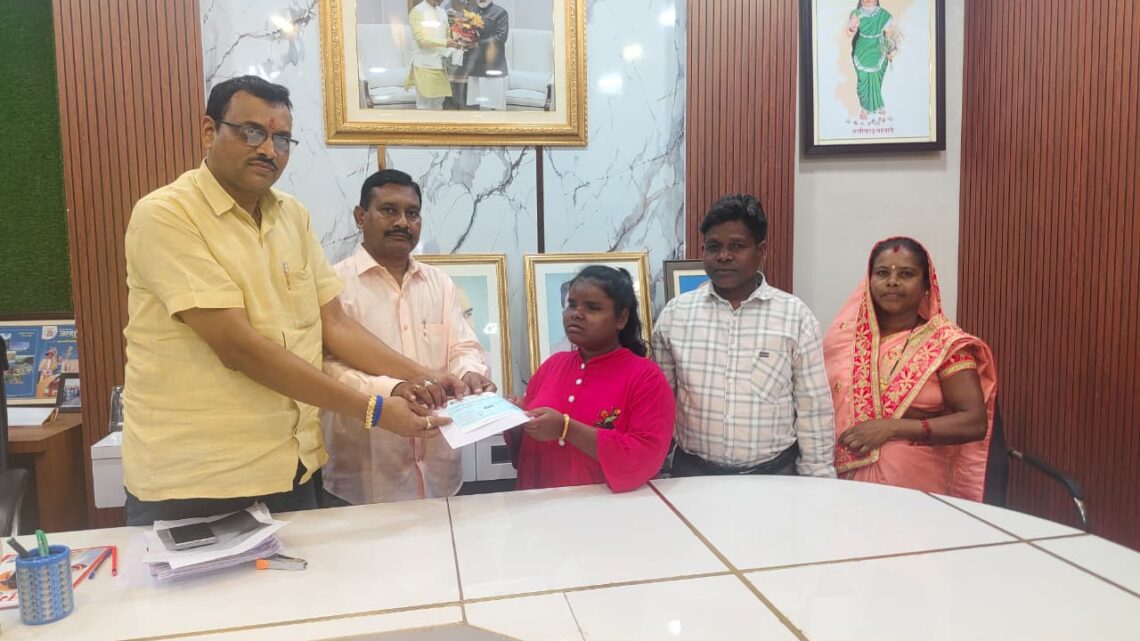 जशपुर की बेटी सरस्वती सोरेन ने छुआ सुरों का आकाश, मुख्यमंत्री विष्णुदेव साय ने बढ़ाया हौसला, प्रोत्साहन राशि पाकर परिजनों ने सीएम का जताया आभार