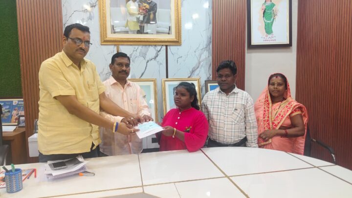 जशपुर की बेटी सरस्वती सोरेन ने छुआ सुरों का आकाश, मुख्यमंत्री विष्णुदेव साय ने बढ़ाया हौसला, प्रोत्साहन राशि पाकर परिजनों ने सीएम का जताया आभार