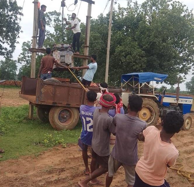 मुख्यमंत्री कैंप कार्यालय की पहल पर  ग्राम जोरंडाझरिया के निमटोली में  पुनः बहाल हुई विद्युत आपूर्ति ग्रामीणों ने जताया मुख्यमंत्री के प्रति आभार