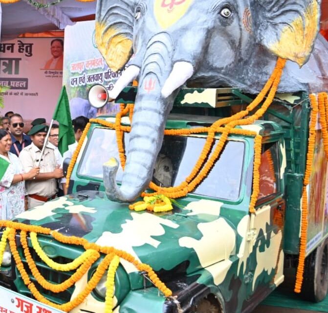 वन विभाग द्वारा हाथी से जनहानि के मामले में परिजनों को प्रदाय की जा रही तत्कालिक सहायता राशि हाथी प्रभावित क्षेत्रों में हाथी होने की निरंतर दी जा रही सूचना लोगों को जंगल की ओर न जाने की दी जा रही समझाइश