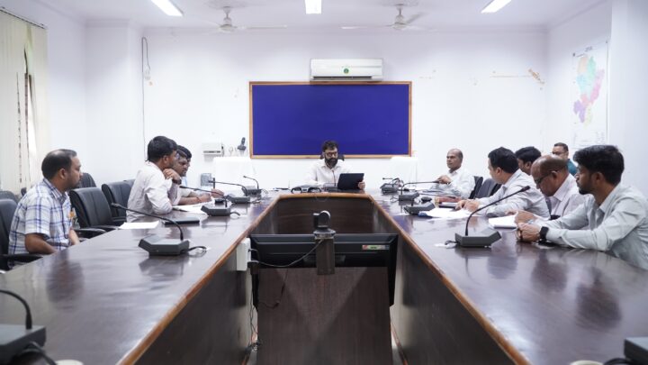 शासकीय योजनाओं में पारदर्शिता बरतते हुए हितग्राहियों को इसका लाभ निर्धारित समय-सीमा में करें प्रदान:  कलेक्टर श्री रोहित व्यास कलेक्टर ने वन,उद्योग,खनन, कौशल विकास विभाग, लाईवलीहुड कॉलेज, जिला अंतव्यवसायी सहकारी विकास समिति  की ली समीक्षा बैठक