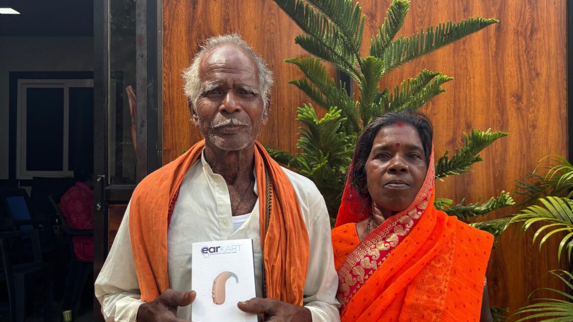 रामकिशुन राम और जुगनी बाई की जिंदगी में फिर से लौटी  खुशियाँ मुख्यमंत्री कैंप कार्यालय में श्रवणदोष से पीड़ित रामकिशुन और जुगनी बाई को मिला श्रवण यंत्र मुख्यमंत्री विष्णुदेव साय को दिया धन्यवाद