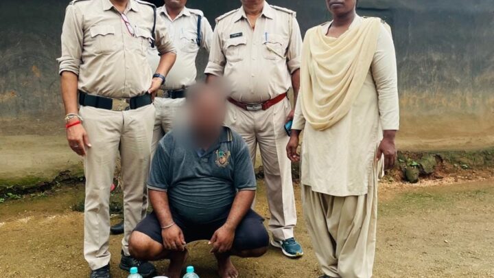 कांसाबेल में 8 लीटर महुआ शराब जब्त