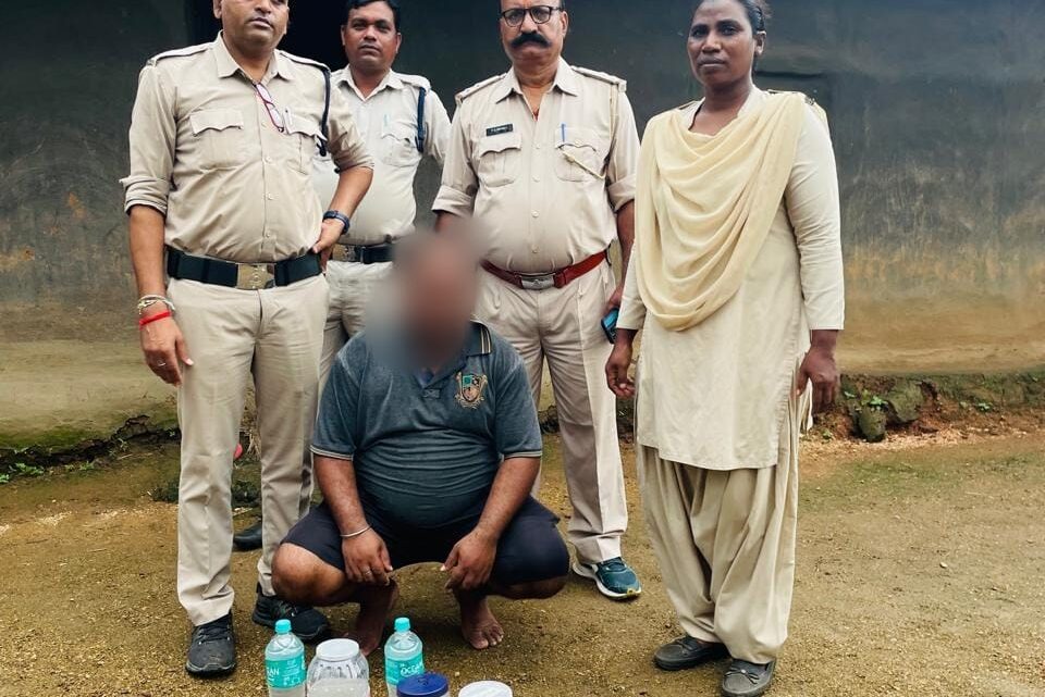 कांसाबेल में 8 लीटर महुआ शराब जब्त