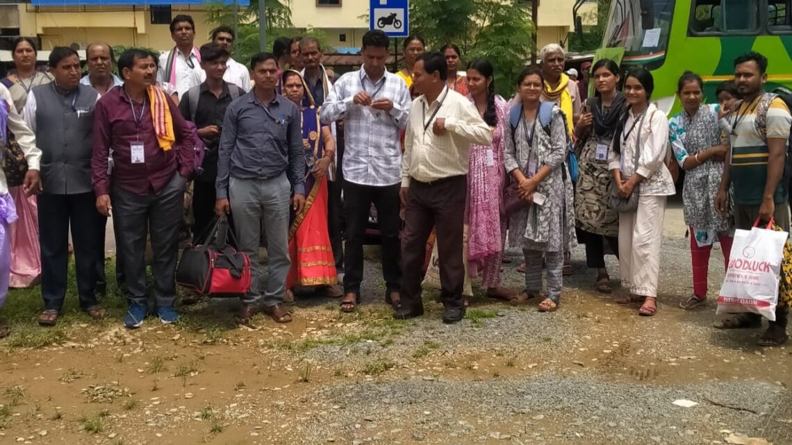 जिले से 204 श्रद्धालुओं को प्रभु श्री रामलला दर्शन अयोध्या धाम के लिए रवाना किया गया सभी जनपद पंचायत से जनप्रतिनिधियों ने बस को हरी झंडी दिखाकर रवाना किए मुख्यमंत्री के सुशासन में नागरिकों को मिल रहा है प्रभु श्री रामलला के दर्शन का सौभाग्य श्रद्धालुओं ने मुख्यमंत्री को दिया धन्यवाद