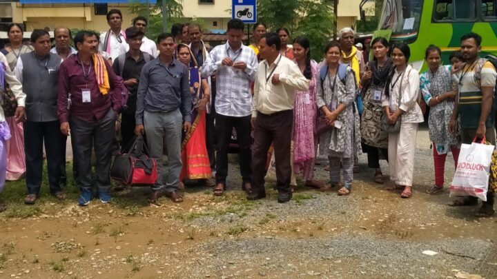 जिले से 204 श्रद्धालुओं को प्रभु श्री रामलला दर्शन अयोध्या धाम के लिए रवाना किया गया सभी जनपद पंचायत से जनप्रतिनिधियों ने बस को हरी झंडी दिखाकर रवाना किए मुख्यमंत्री के सुशासन में नागरिकों को मिल रहा है प्रभु श्री रामलला के दर्शन का सौभाग्य श्रद्धालुओं ने मुख्यमंत्री को दिया धन्यवाद