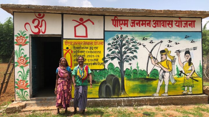 बुचूराम को पीएम जन मन आवास योजना के तहत मिला पक्का मकान बुचूराम के पास है उनका  राशन कार्ड,आयुष्मान कार्ड, आधार कार्ड